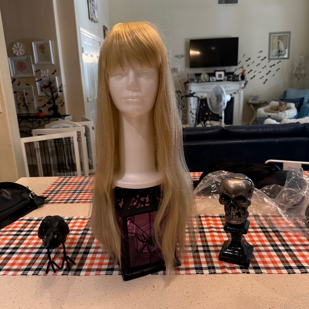 Incognito long blond hair wig with bangs